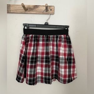 Children’s place plaid red and black girls skirt. Size large 10/12.
